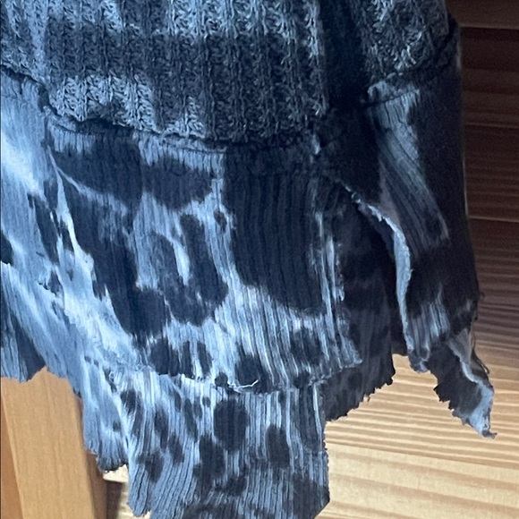 T Party Patterned Gray and Black Top Size L - Picture 5 of 7